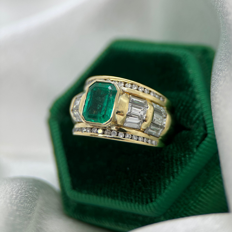 18K Juvelring med Smaragd och Diamanter