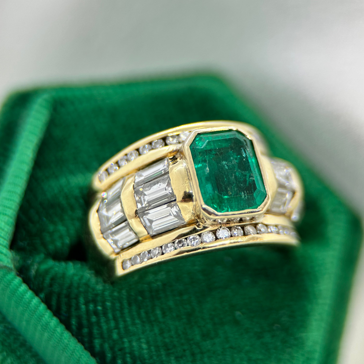 18K Juvelring med Smaragd och Diamanter