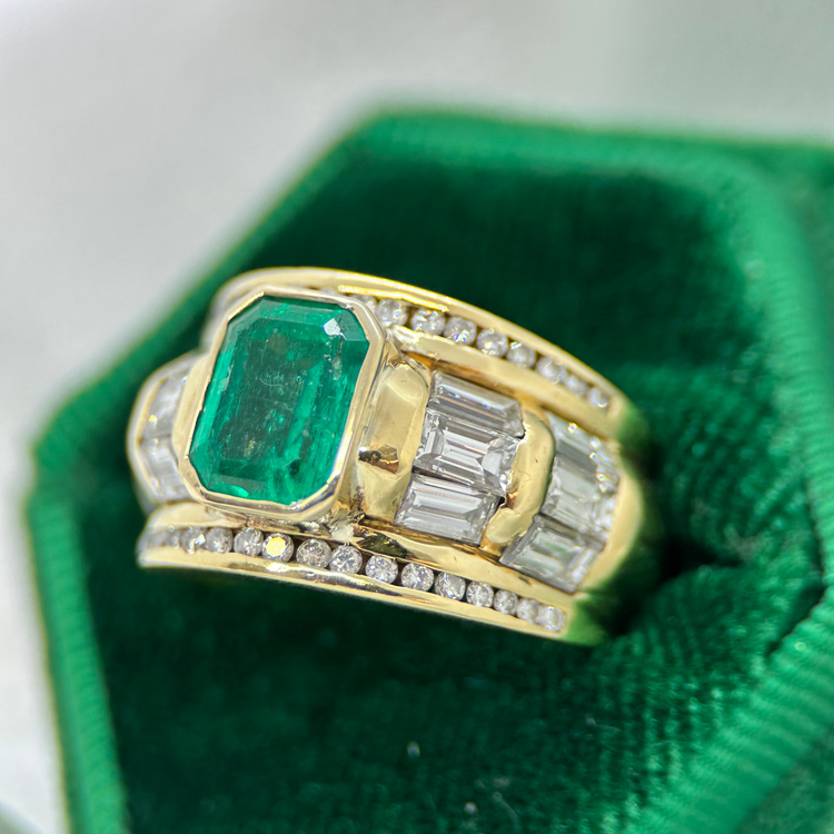 18K Juvelring med Smaragd och Diamanter