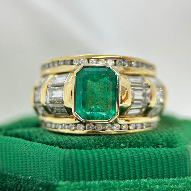 18K Juvelring med Smaragd och Diamanter