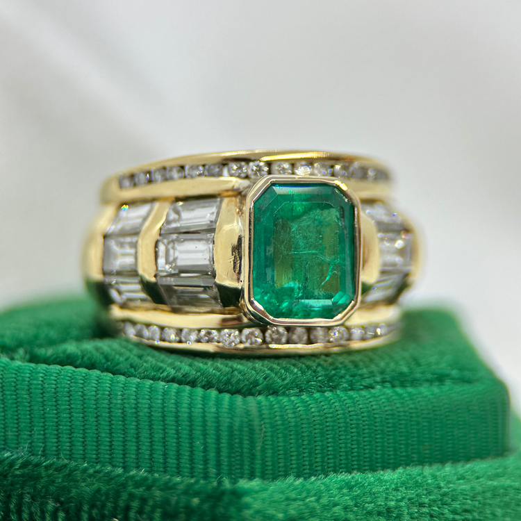 18K Juvelring med Smaragd och Diamanter
