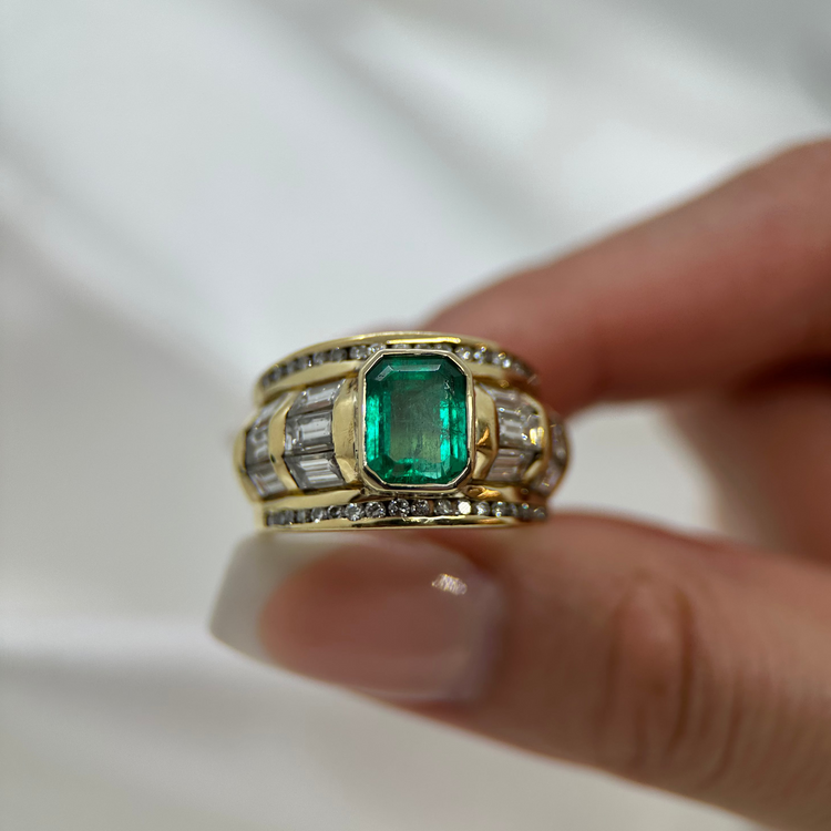 18K Juvelring med Smaragd och Diamanter