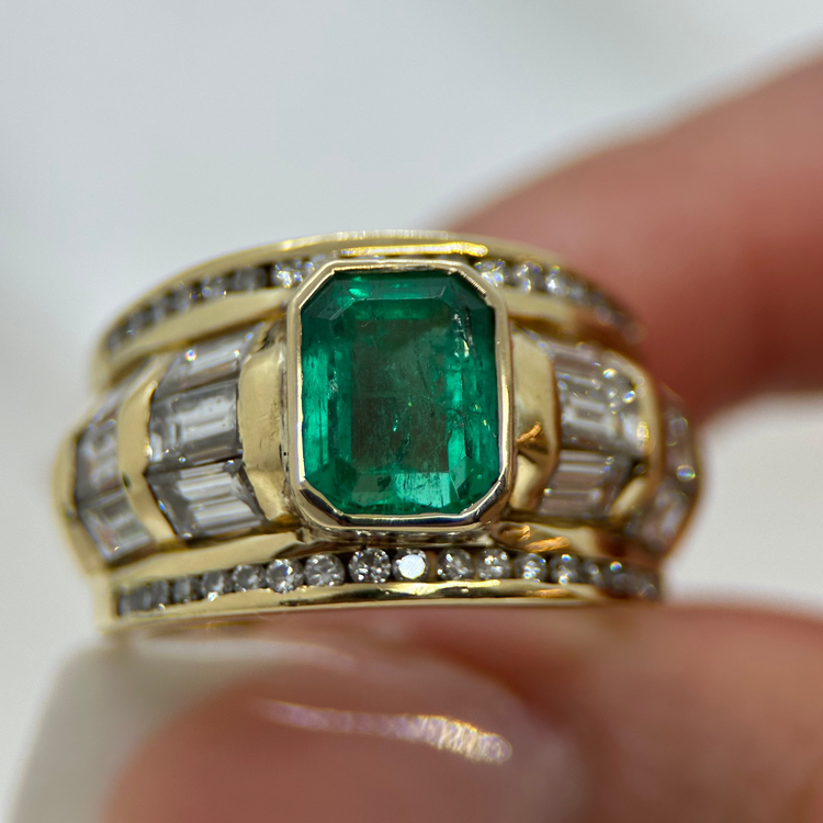 18K Juvelring med Smaragd och Diamanter