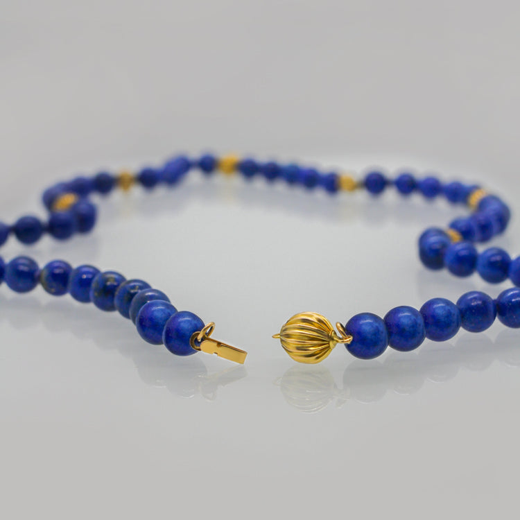 Halsband med Lapis Lazuli och Guldkulor