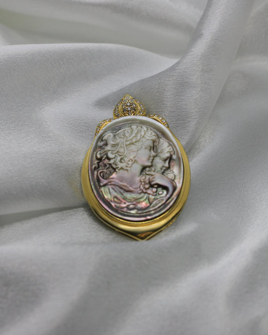 Brosch/Hänge i 18K Guld med Kame, Snäcka och Diamanter