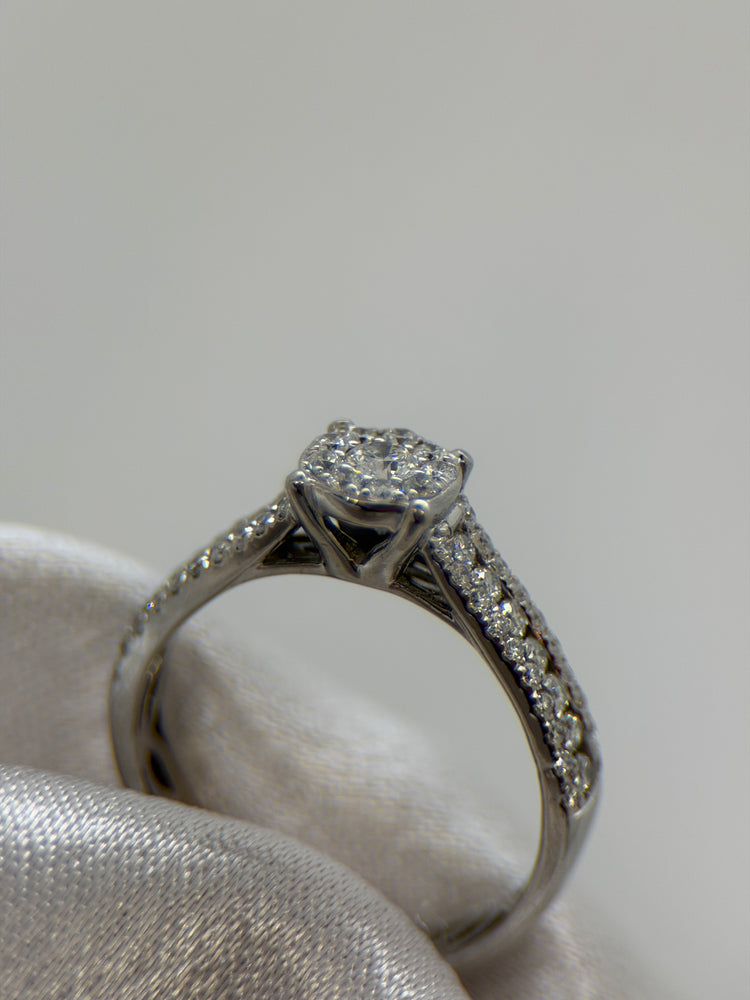 18K Diamantring med Sidodiamanter – Storlek 49½