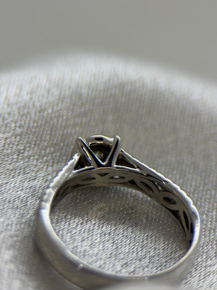 18K Diamantring med Sidodiamanter – Storlek 49½