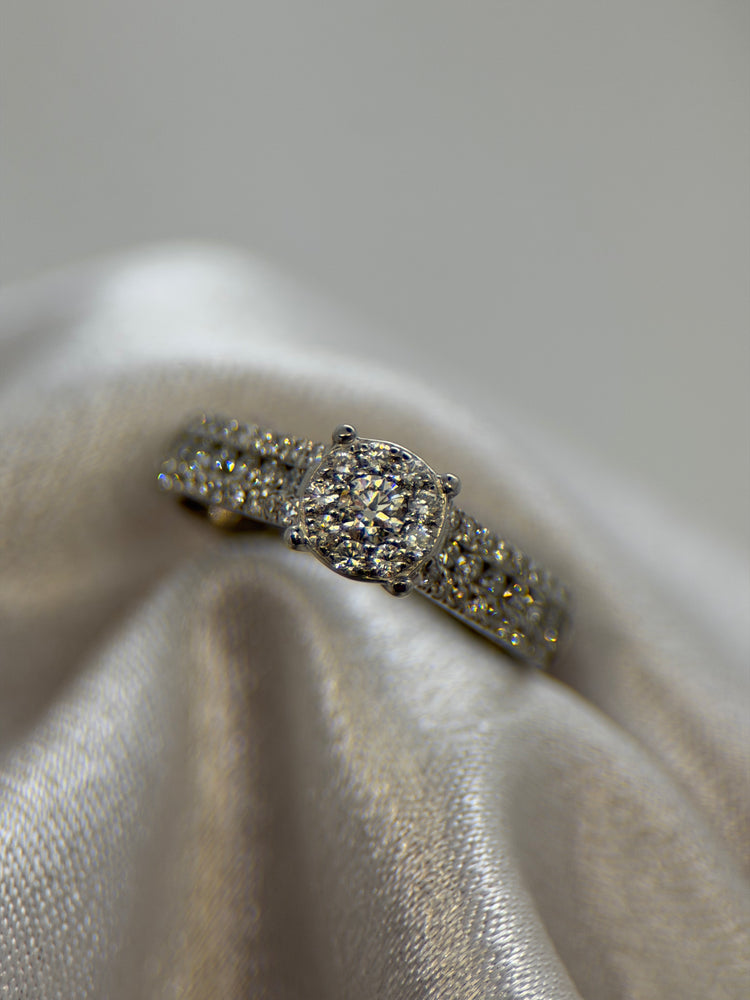 18K Diamantring med Sidodiamanter – Storlek 49½