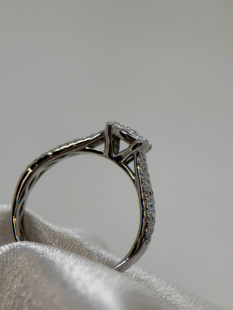 18K Diamantring med Sidodiamanter – Storlek 49½