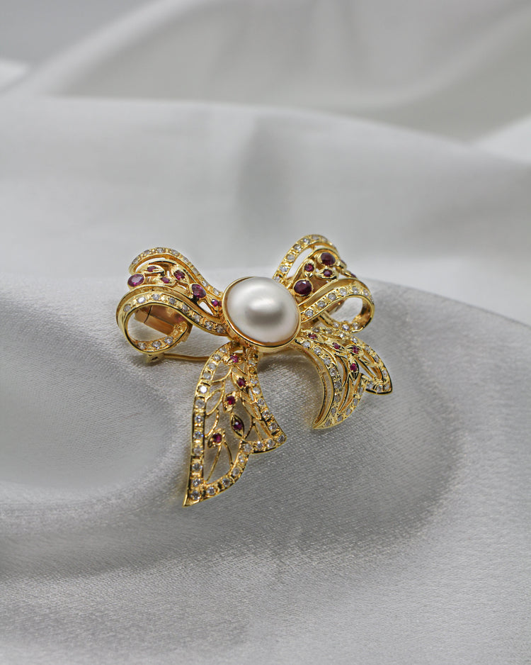 14K Guldhänge/Brosch med Mabépärla, Rubiner och Diamanter