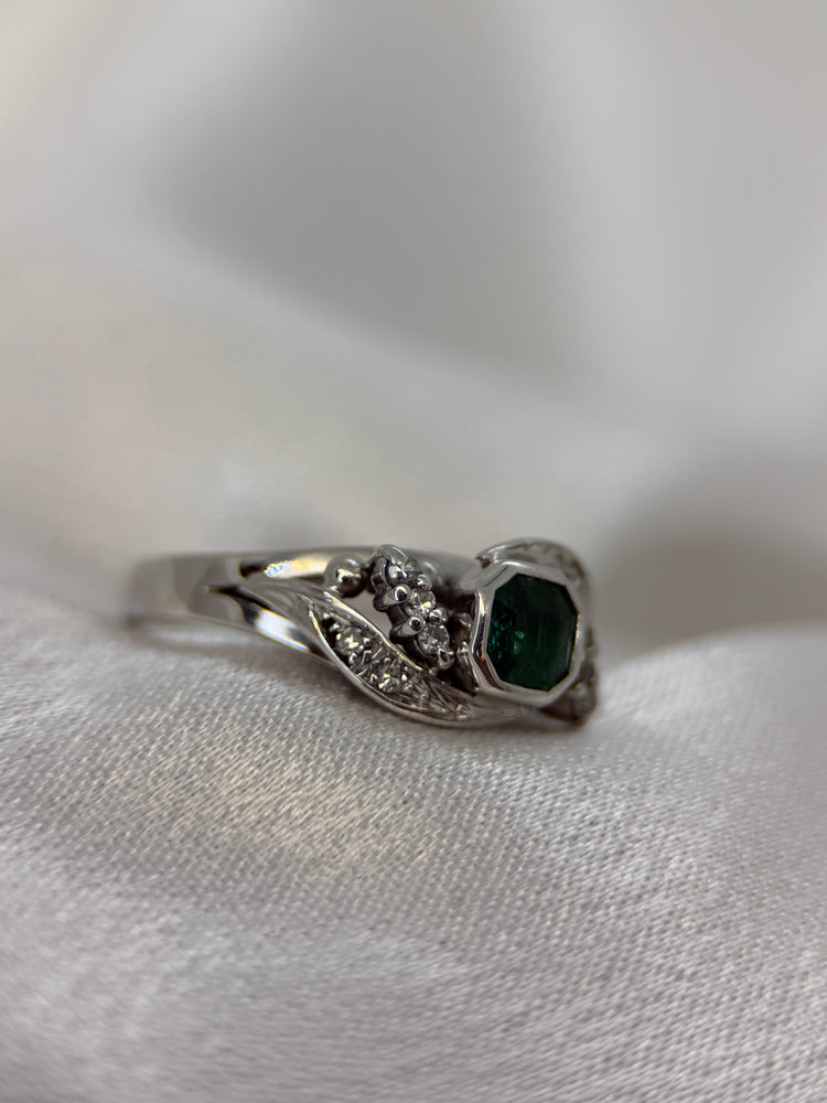 14K Smaragd- och Diamantring – Storlek 53.5