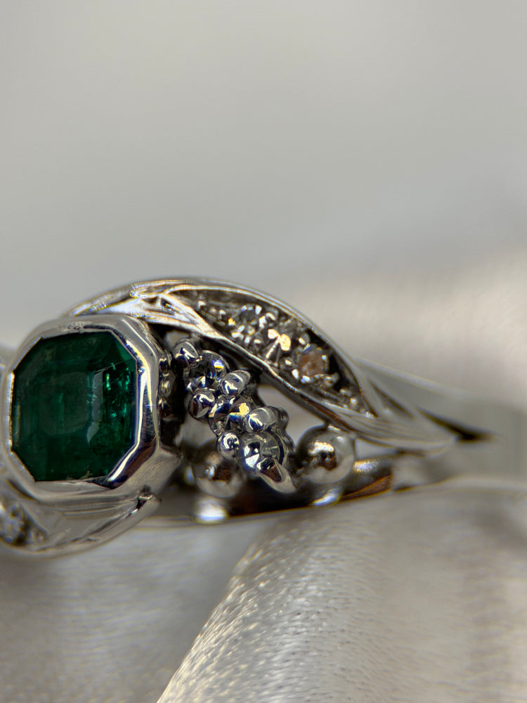 14K Smaragd- och Diamantring – Storlek 53.5