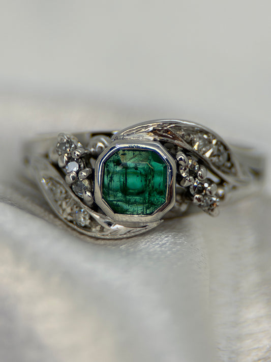 14K Smaragd- och Diamantring – Storlek 53.5