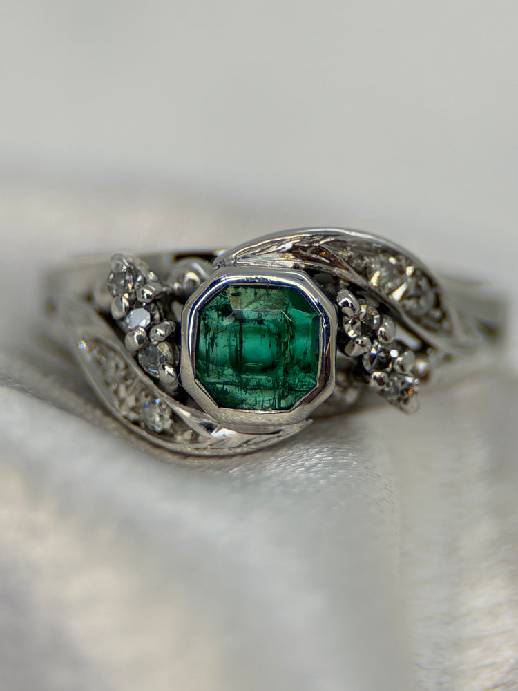 14K Smaragd- och Diamantring – Storlek 53.5