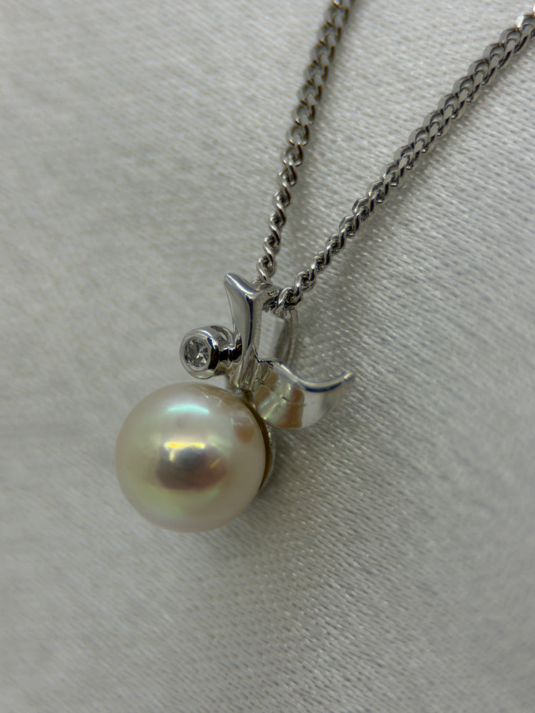 18K Odlad pärla och diamant hänge – vitguld, 1.2 cm