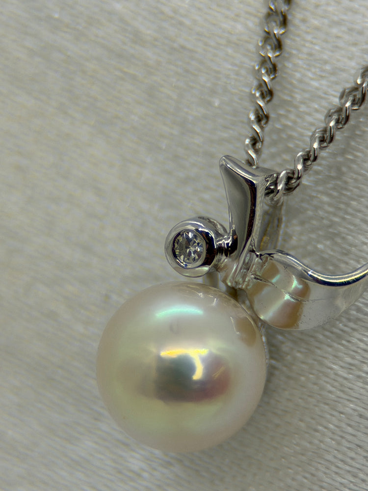 18K Odlad pärla och diamant hänge – vitguld, 1.2 cm
