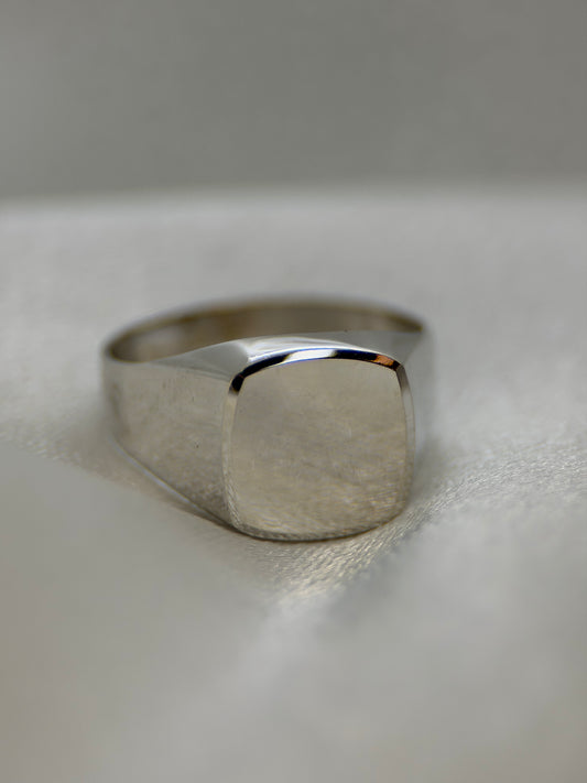 18K Signet Ring – 3.7g, Size 54