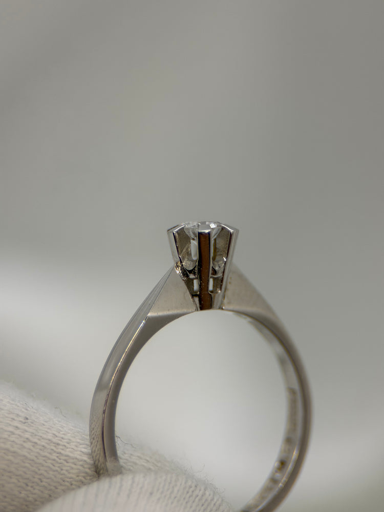 18K Diamond Single-Stone Ring – 0.20 ct, Size 53