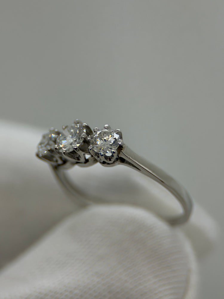 Platina trestensring – ca 0.90 ct totalt, Storlek 53.5