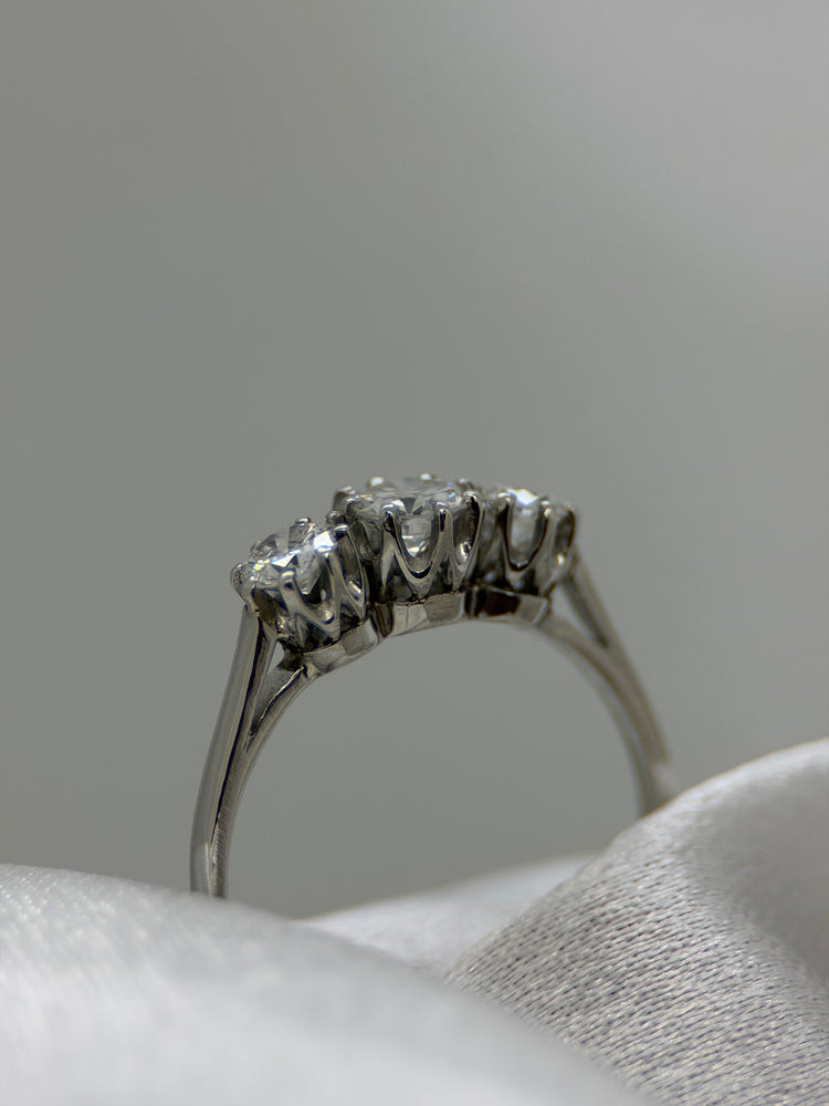 Platina trestensring – ca 0.90 ct totalt, Storlek 53.5