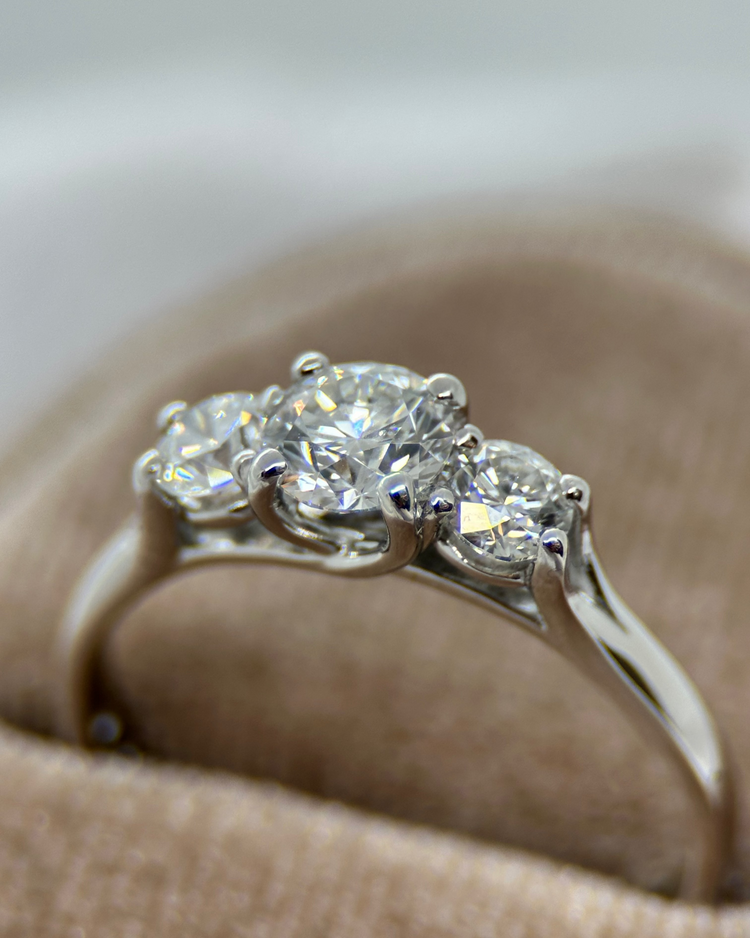 1.00 ct 3 Stens Ring TWVS