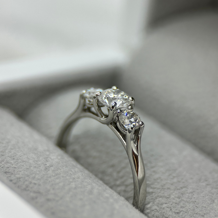 1.00 ct 3 Stens Ring TWVS