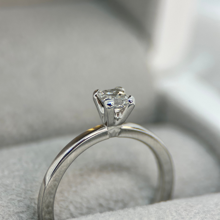 18K Asscher Slipad Enstensring 0.35 ct TWVS