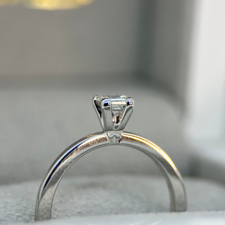18K Asscher Slipad Enstensring 0.35 ct TWVS