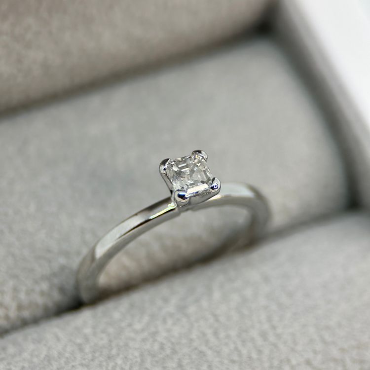 18K Asscher Slipad Enstensring 0.35 ct TWVS