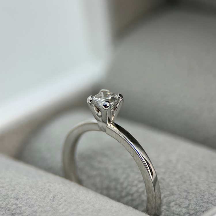 18K Asscher Slipad Enstensring 0.35 ct TWVS