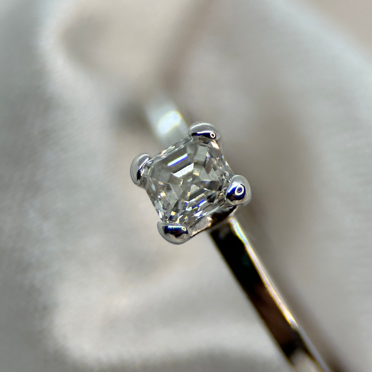 18K Asscher Slipad Enstensring 0.35 ct TWVS