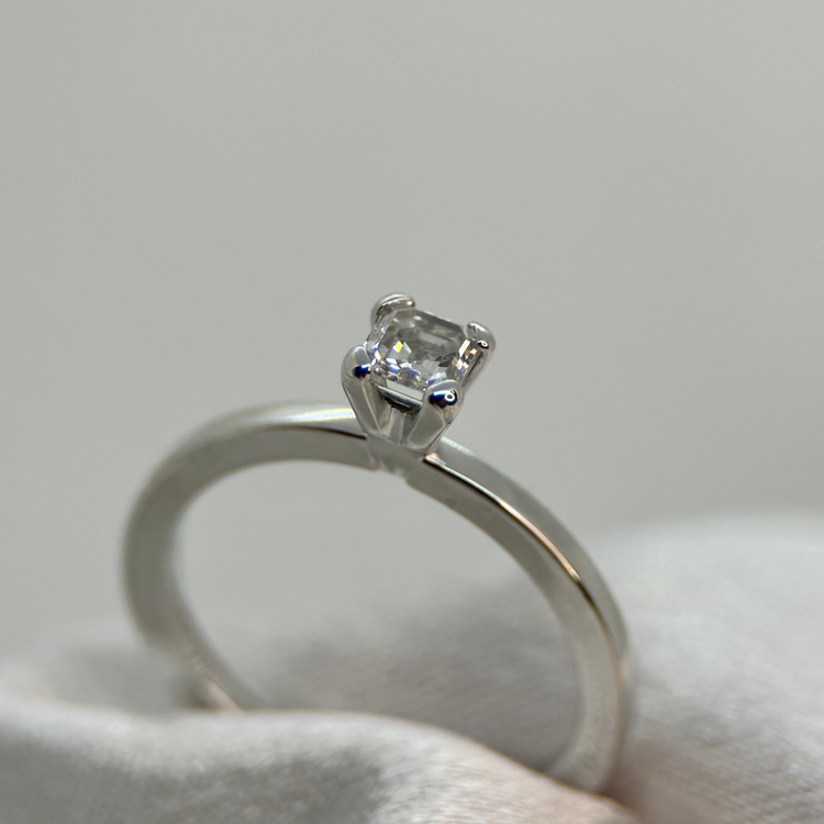 18K Asscher Slipad Enstensring 0.35 ct TWVS