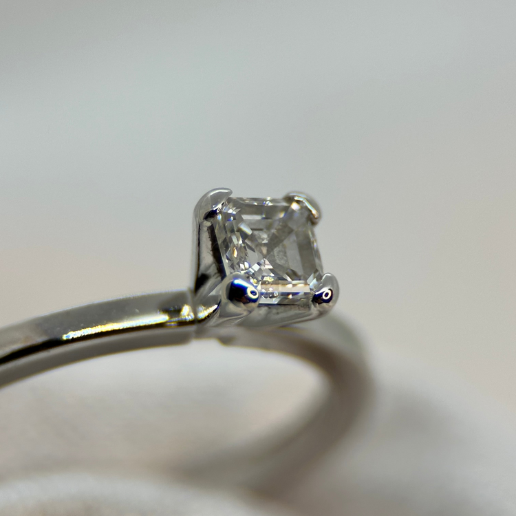 18K Asscher Slipad Enstensring 0.35 ct TWVS