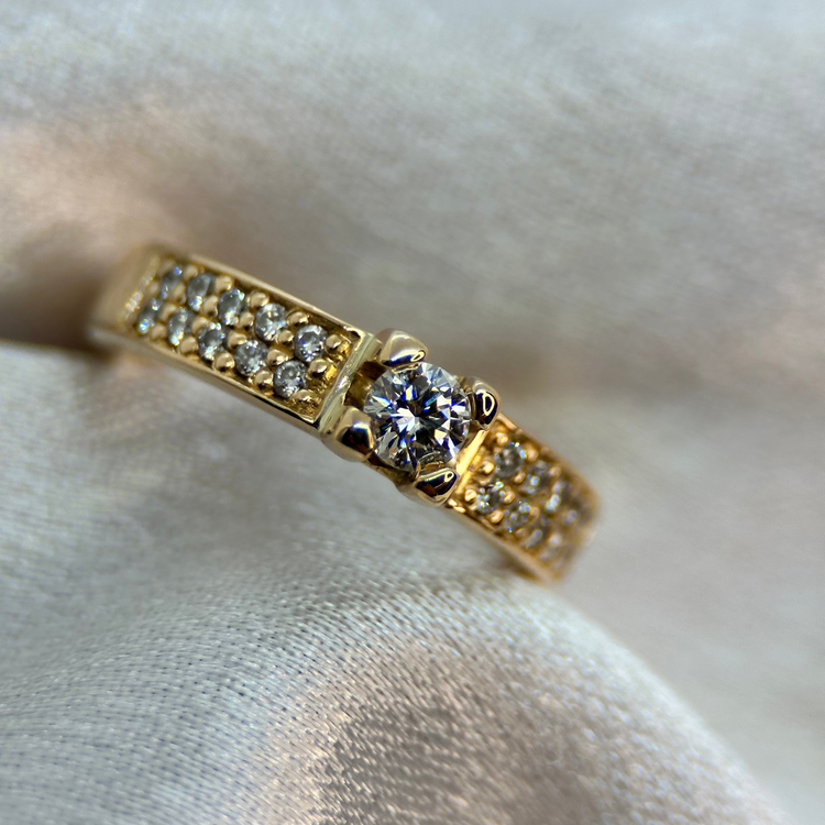 18K Enstensring med sidostenar 0.40 ct