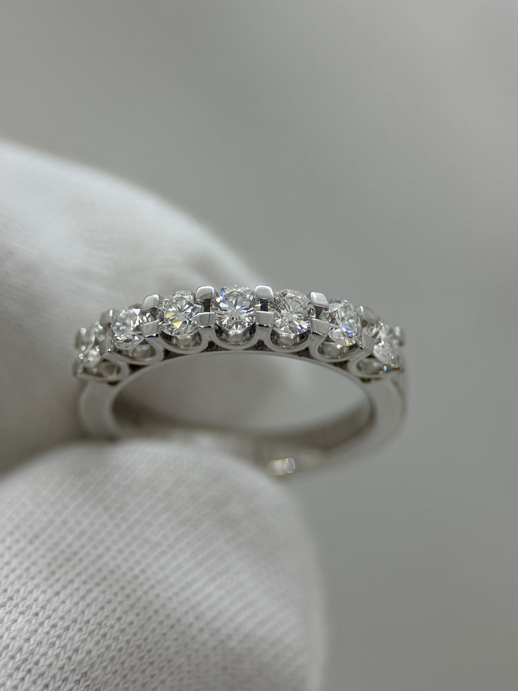 18K Halvalliansring med 7 diamanter – ca 0.49 ct totalt, Storlek 49