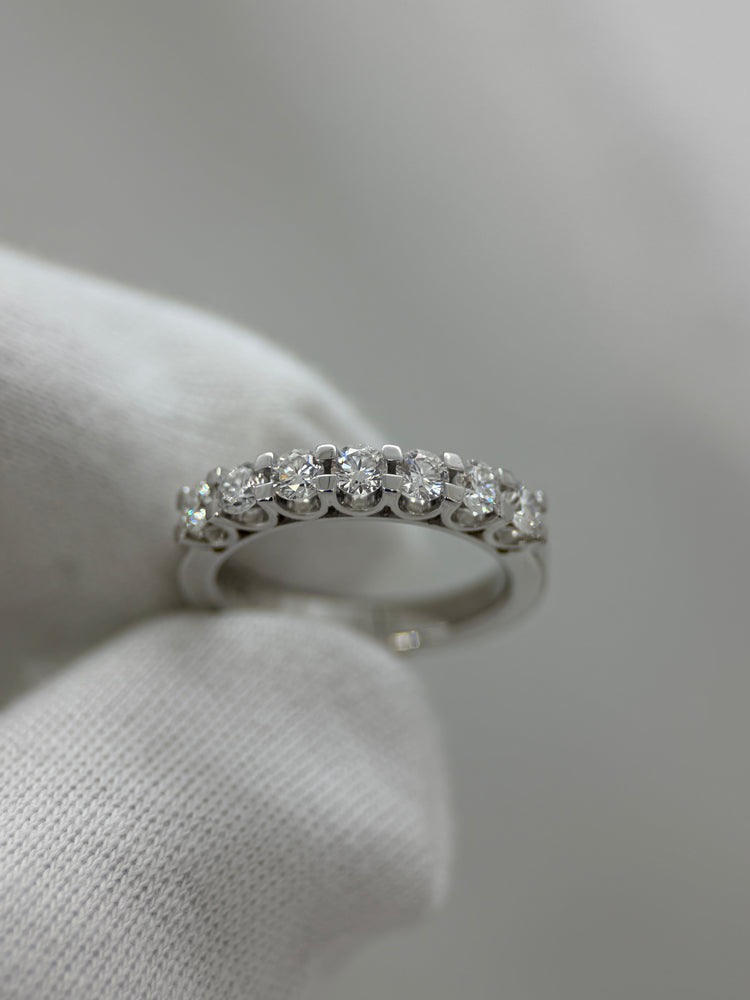 18K Halvalliansring med 7 diamanter – ca 0.49 ct totalt, Storlek 49
