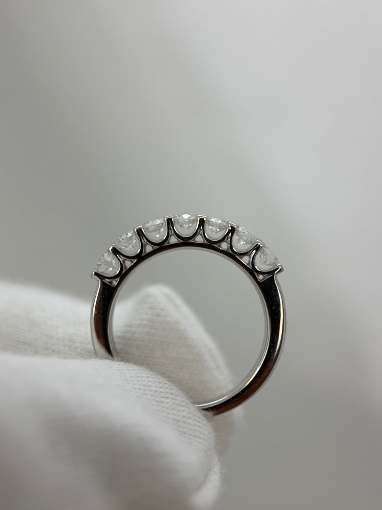 18K Halvalliansring med 7 diamanter – ca 0.49 ct totalt, Storlek 49