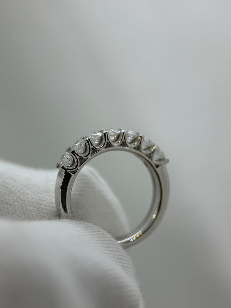 18K Halvalliansring med 7 diamanter – ca 0.49 ct totalt, Storlek 49