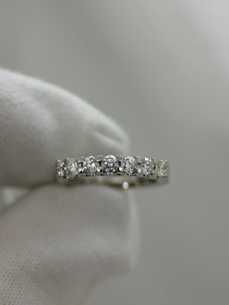 18K Halvalliansring med 7 diamanter – ca 0.49 ct totalt, Storlek 49
