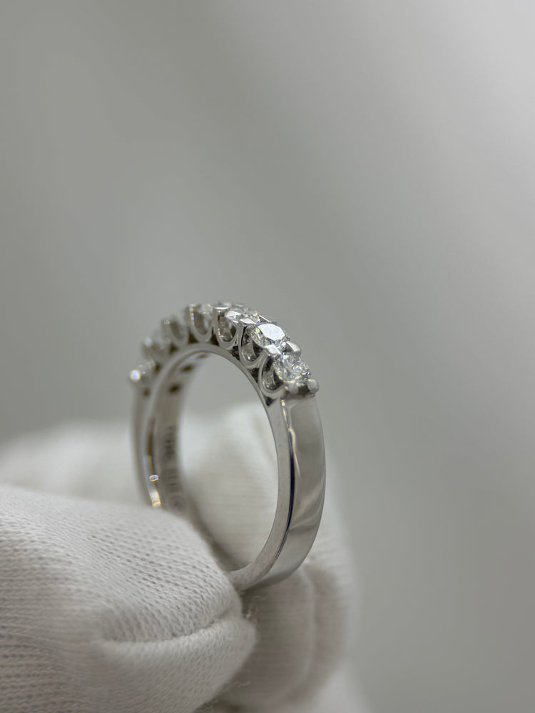 18K Halvalliansring med 7 diamanter – ca 0.49 ct totalt, Storlek 49