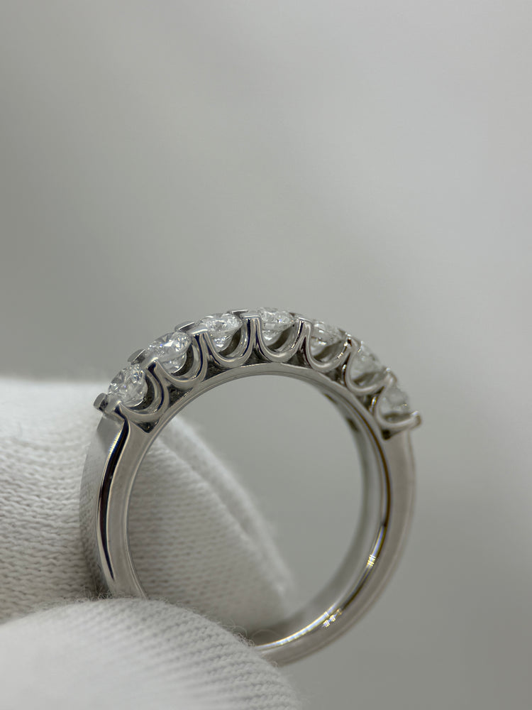 18K Halvalliansring med 7 diamanter – ca 0.49 ct totalt, Storlek 49
