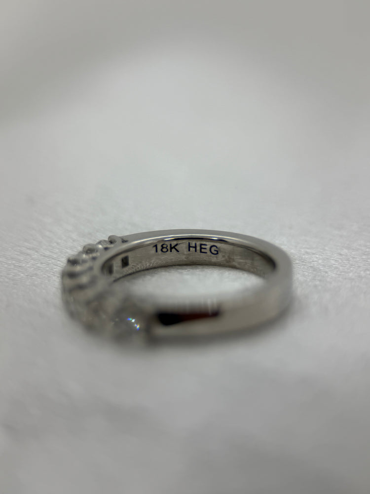 18K Halvalliansring med 7 diamanter – ca 0.49 ct totalt, Storlek 49