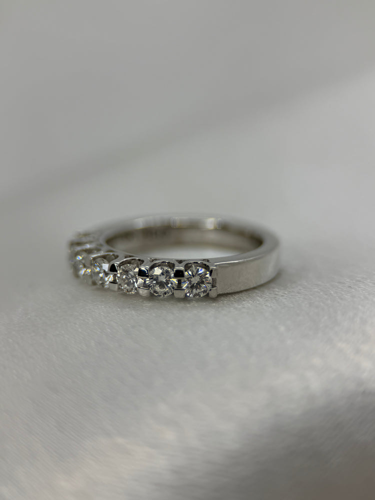 18K Halvalliansring med 7 diamanter – ca 0.49 ct totalt, Storlek 49