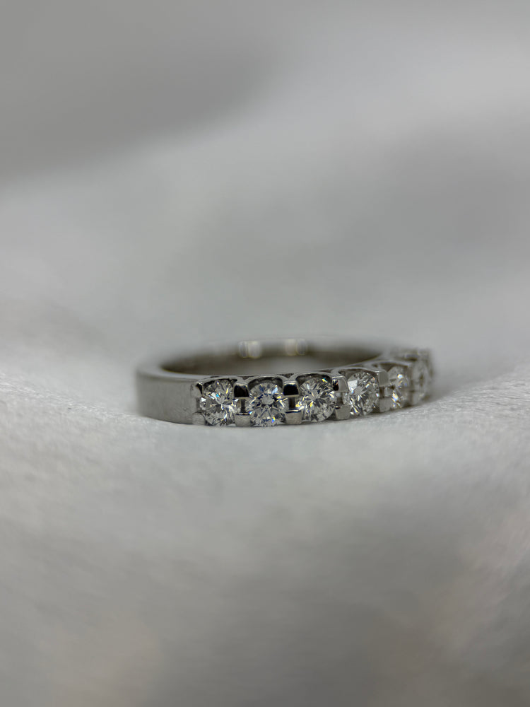 18K Halvalliansring med 7 diamanter – ca 0.49 ct totalt, Storlek 49