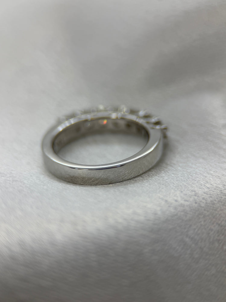 18K Halvalliansring med 7 diamanter – ca 0.49 ct totalt, Storlek 49