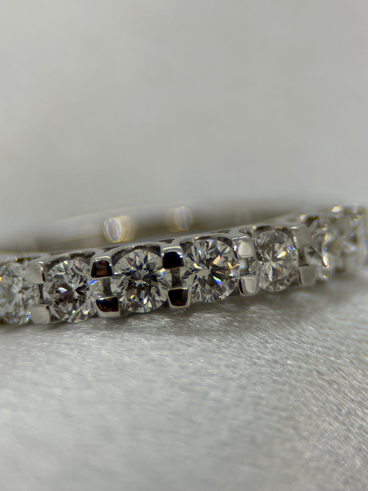 18K Halvalliansring med 7 diamanter – ca 0.49 ct totalt, Storlek 49