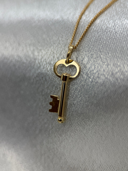 18K Gold Key Pendant – 2.2 cm