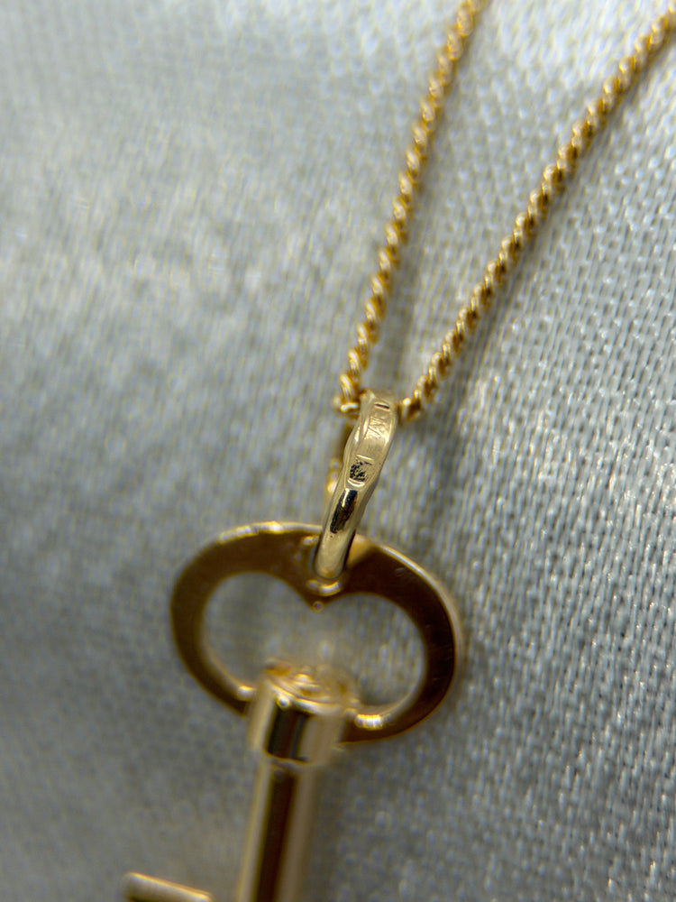 18K Nyckelformad hänge – 2.2 cm