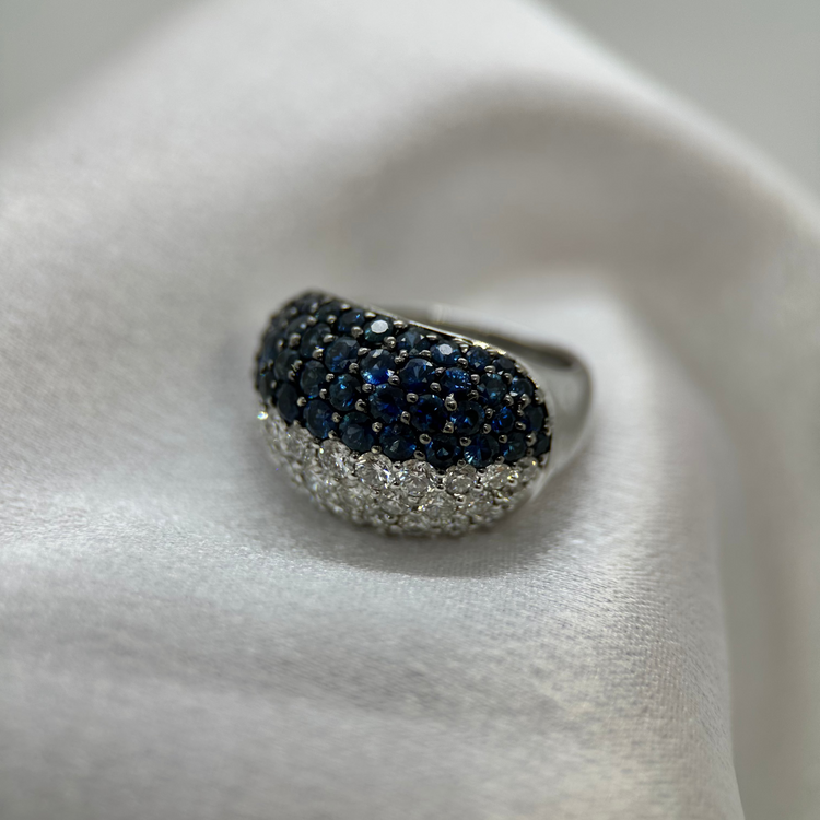 18K Cocktaliring med Diamanter och Safirer