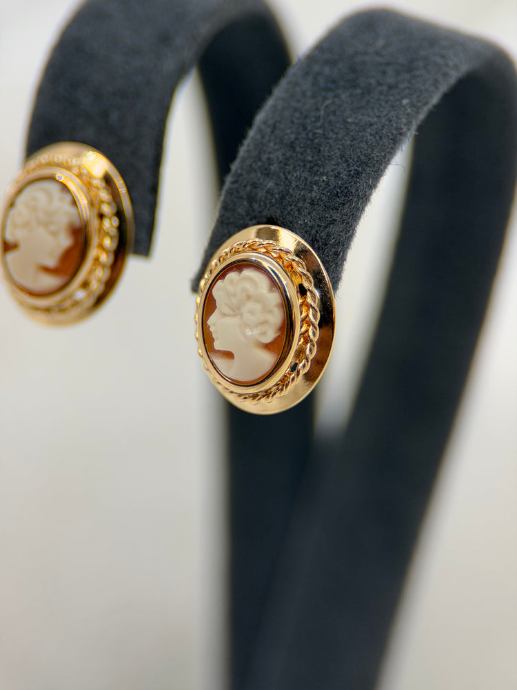 18K Snäck-camé örhängen – 1.5g, 1 cm